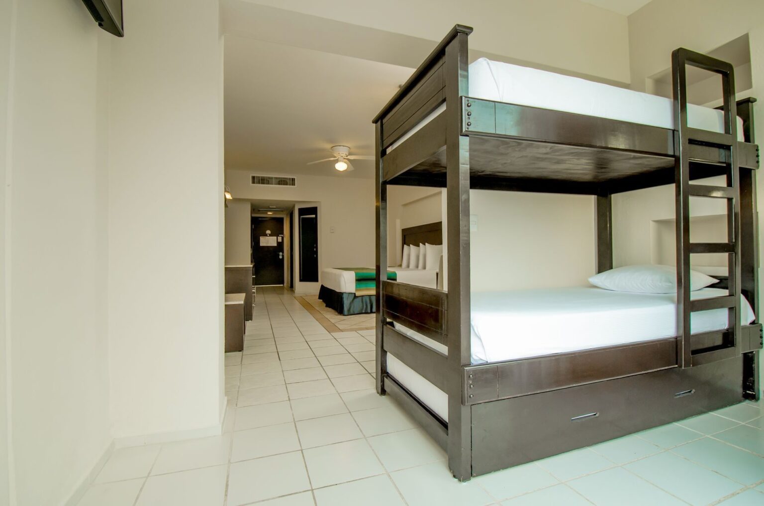 cpcc-family5-room-kingsize-bunk-2